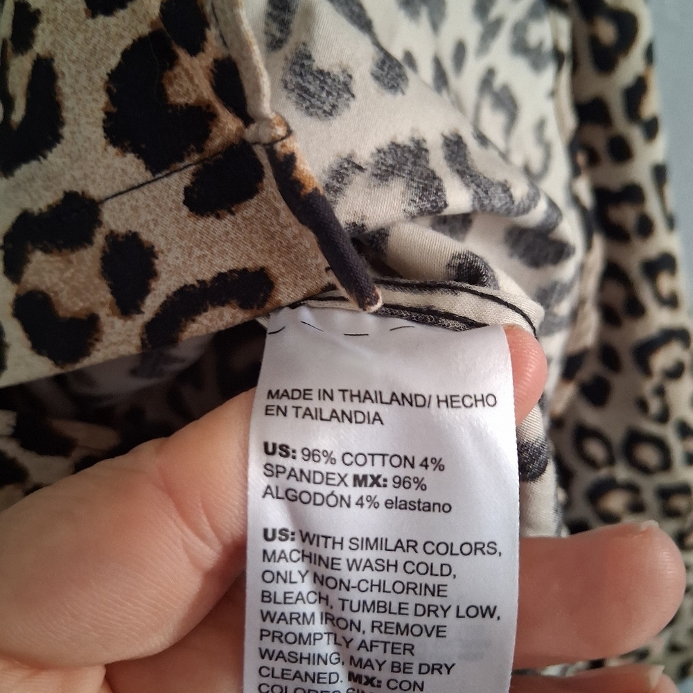 Chico's NWT No Iron Stretch Classic Animal Leopard Button Down Camel 4/20 - Picture 6 of 7